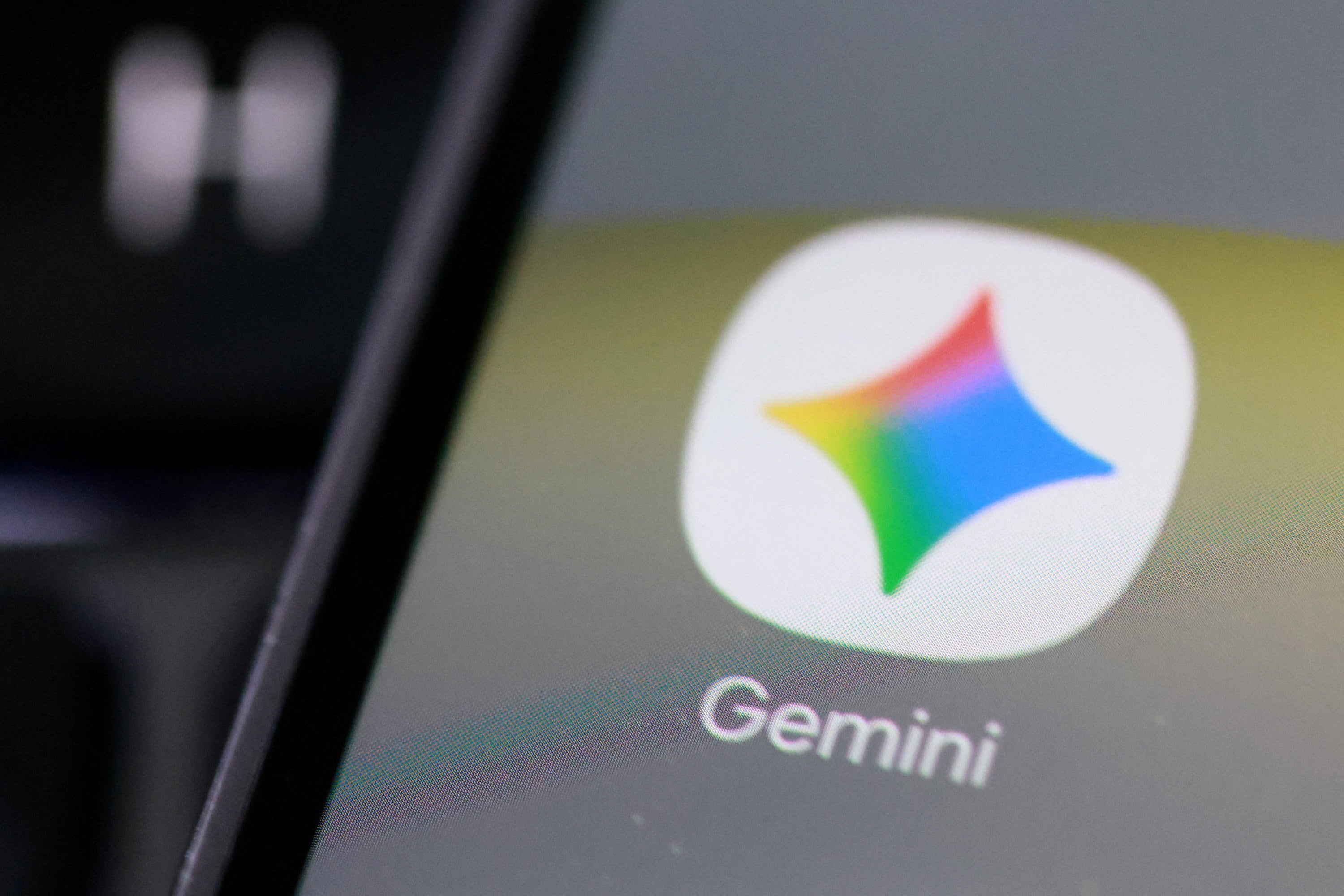 Gemini está disponible en forma de aplicación en celulares. (Foto: REUTERS/Dado Ruvic/Illustration)