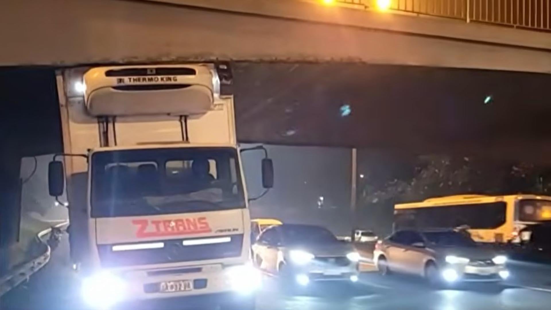 Un camión de carga con unidad de refrigeración Thermo King quedó atascado bajo un puente en la General Paz, causando demoras en el tráfico nocturno.