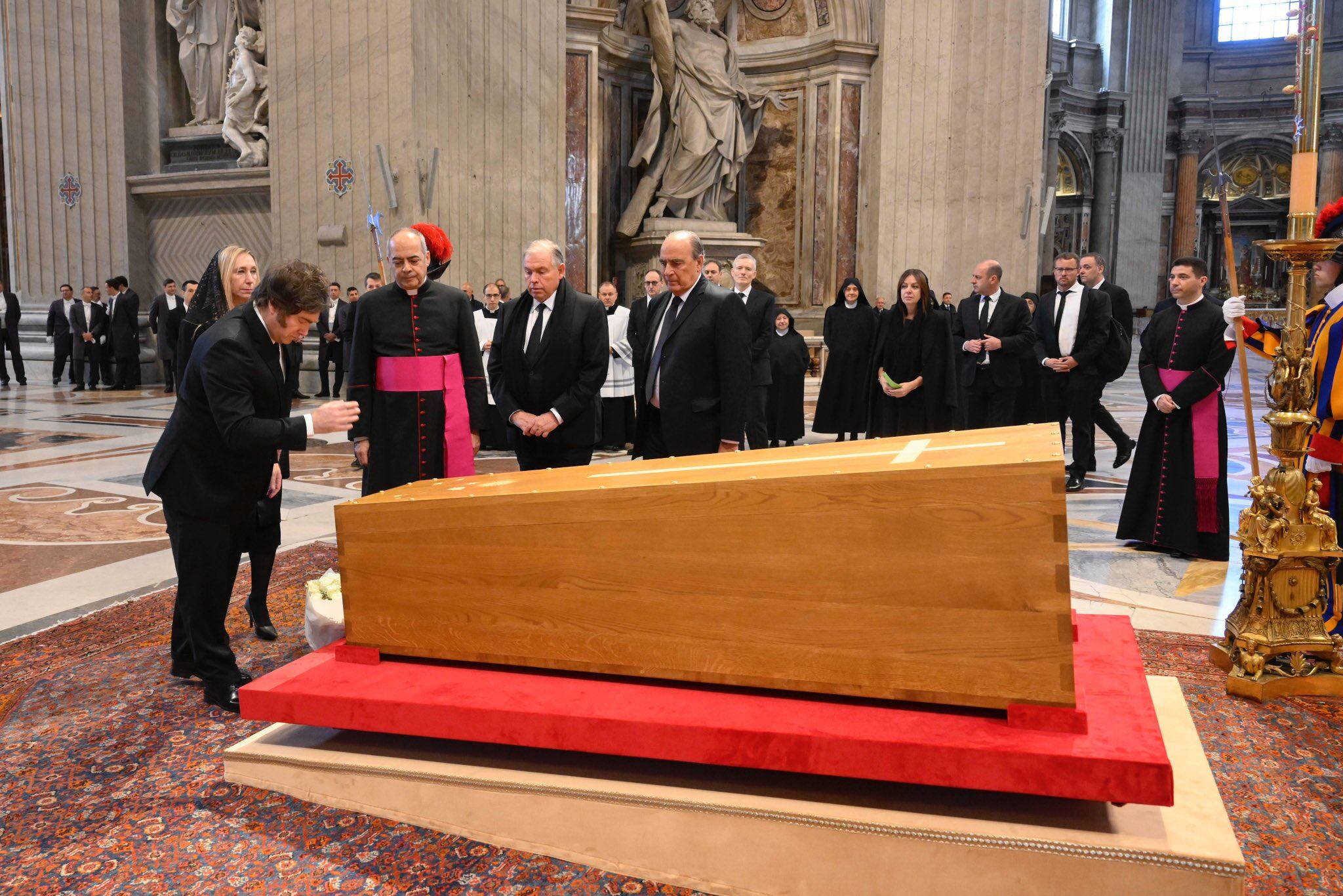 Javier Milei rinde tributo a Francisco durante su funeral en la Basílica de San Pedro, (El Vaticano)