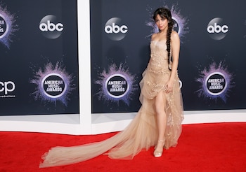 El vestido nude con transparencias, aplicaciones florales y trenza larga fue la opción etérea de Camila Cabello en los American Music Awards de 2019 (REUTERS/Danny Moloshok)