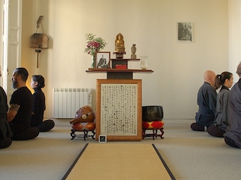 Personas meditando en el salón