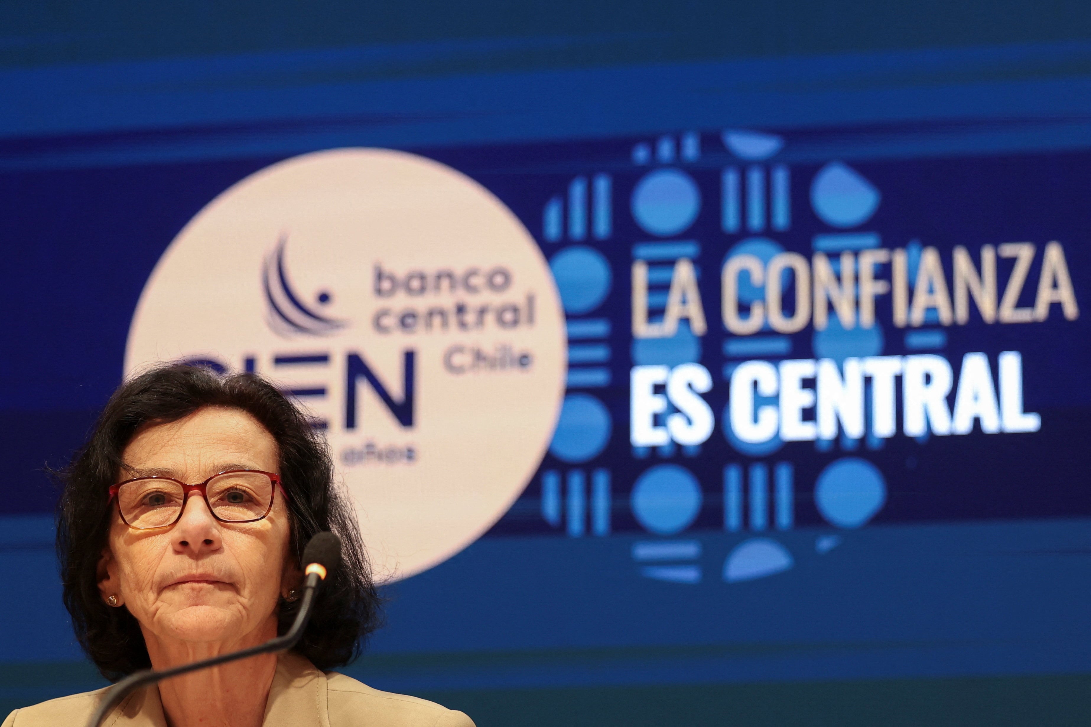 Rosanna Costa, presidenta del Banco Central de Chile, que compró cédulas hipotecarias antes que los propios fondos de pensión
REUTERS/Pablo Sanhueza