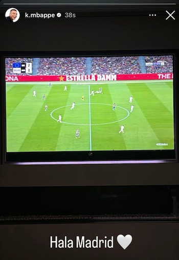 Una pantalla de televisión muestra un partido de fútbol entre dos equipos, con el marcador 2-0 y la publicidad 'Estrella Damm'. En la parte inferior, texto blanco dice 'Hala Madrid' con un corazón