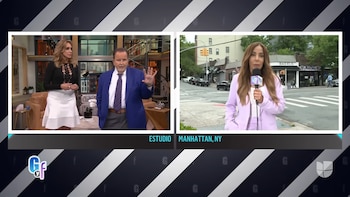 Pantalla dividida con dos presentadores en un estudio de televisión a la izquierda y una reportera con micrófono en una calle de Manhattan a la derecha