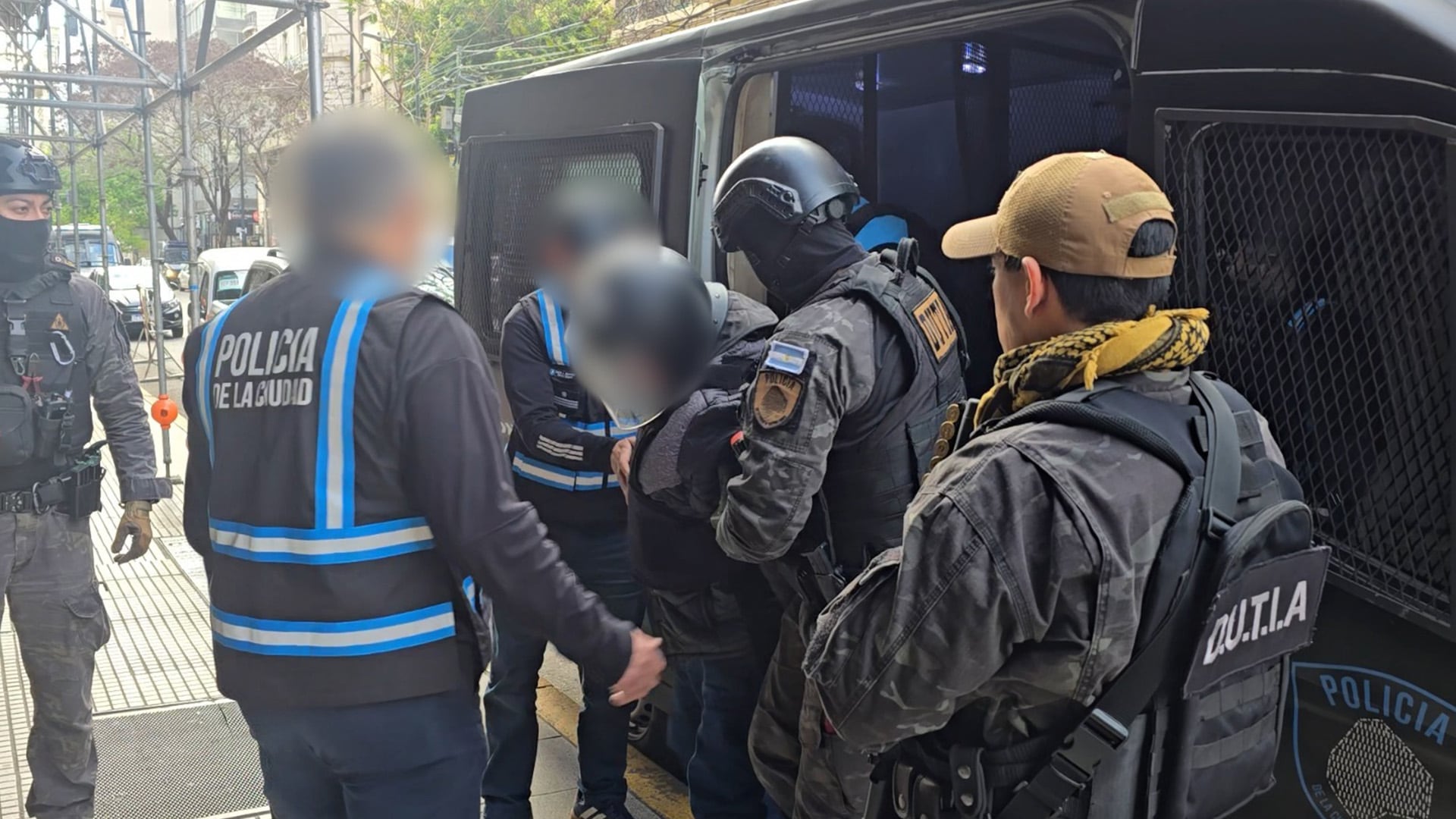 Expulsaron del país a un peligroso delincuente peruano: lo arrestaron tras un intento de robo y no podrá volver a la Argentina
