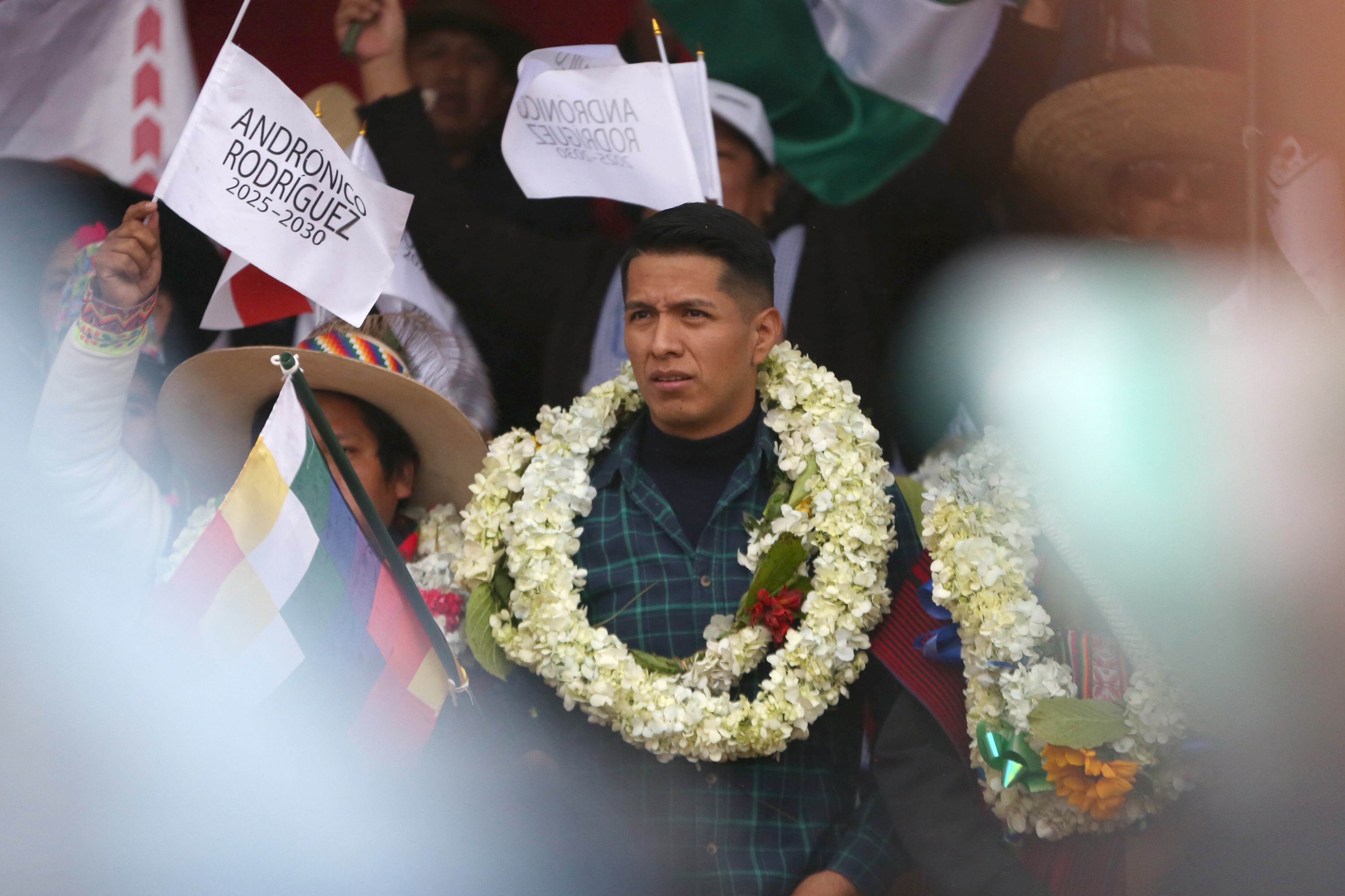 El presidente del Senado de Bolivia, Andrónico Rodríguez (c), participa en un acto donde es proclamado como candidato presidencial para los comicios electorales 2025, el pasado 10 de mayo de 2025 en El Alto (Bolivia). EFE/Luis Gandarillas