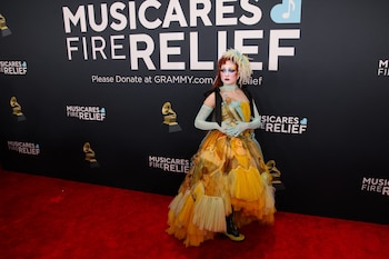 Chappell Roan sorprendió con un vestido voluminoso en tonos amarillos y naranjas.
Es un look de Jean Paul Gaultier, con diseño de Genesis Webb