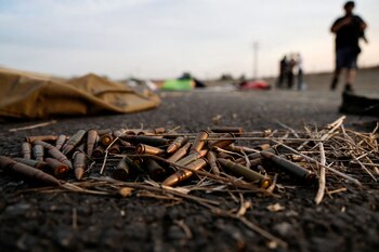 Munición tirada en una carretera