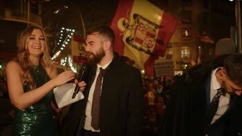 Bandera franquista durante la última concentración del año en Ferraz. (Fuente: retransmisión de la plataforma ultra Revuelta en YouTube)