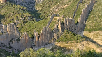La ‘muralla china española’: un pueblo abandonado en medio de la naturaleza con rutas en kayak y un castillo medieval