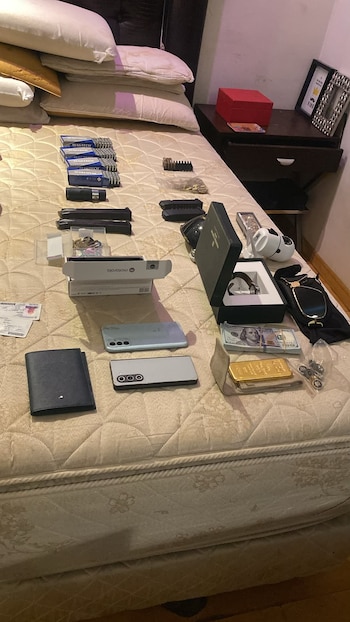 Entre los bienes secuestrados se encontró un lingote de oro de un kilogramo de pureza 999,9, que las fuentes del caso vinculan con el delito de lavado de dinero