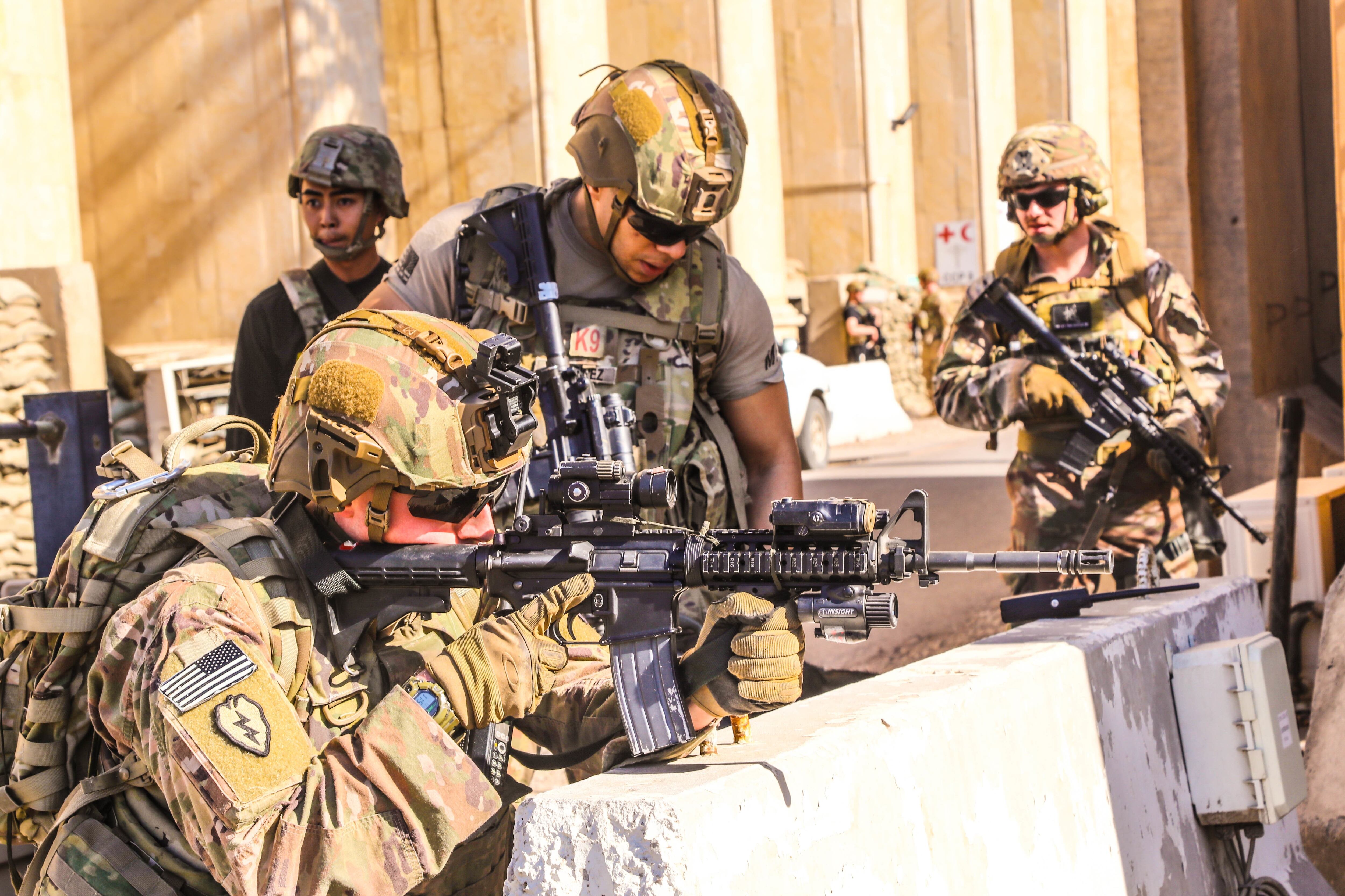 Soldados del Ejército de EE. UU. de la 1.ª Brigada, 25.ª División de Infantería, Fuerza de Tarea-Irak, toman posiciones defensivas en la Base de Operaciones Avanzada Unión III, en la Zona Verde de Bagdad, donde la embajada de EE. UU. fue atacada hoy por una turba proiraní (Desmond Cassell / Ejército de EE. UU. / Polaris)