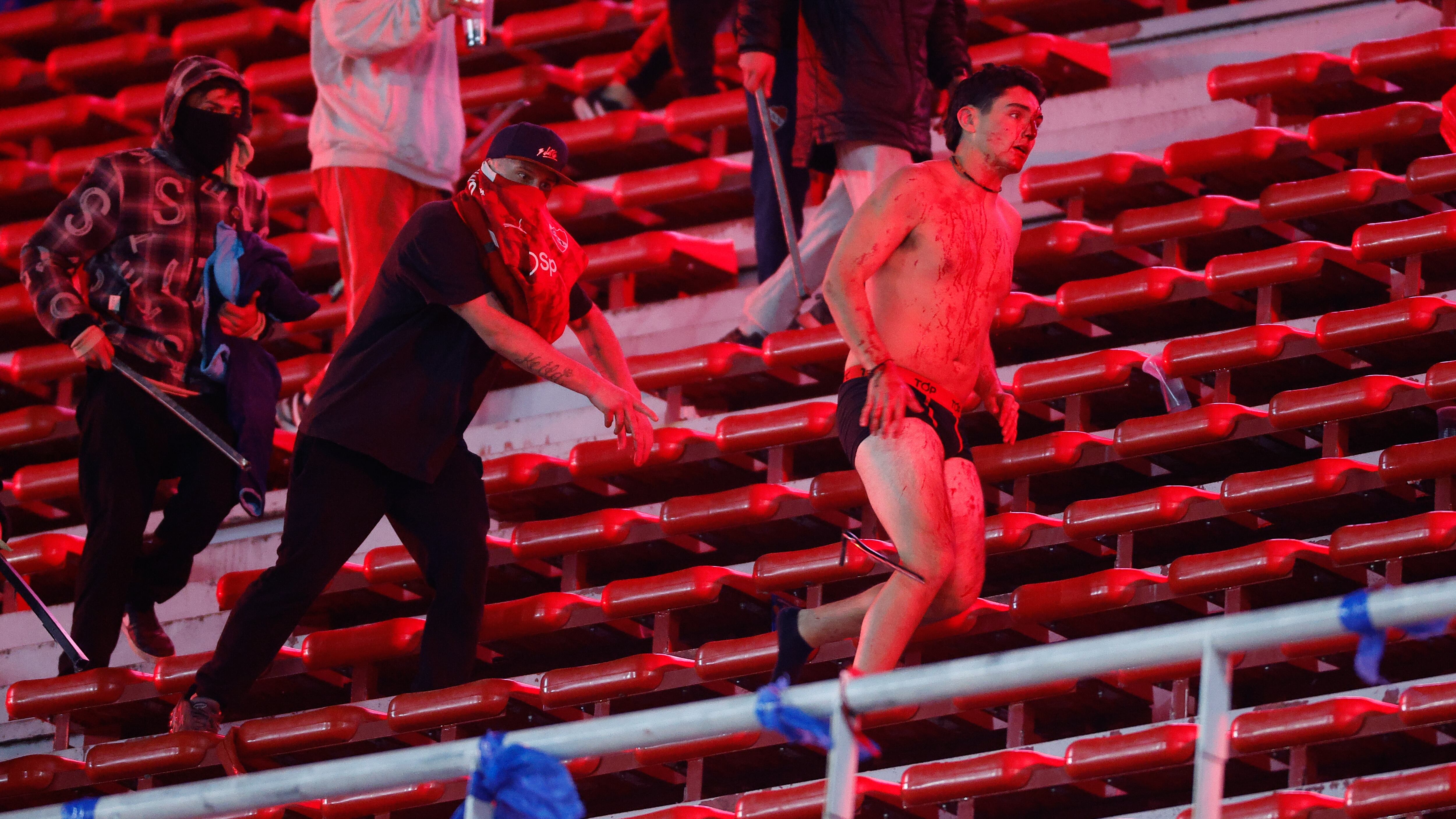 Hinchas de la U de Chile fueron desvestidos y golpeados (EFE)
