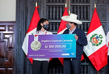 Angélica Espinoza recibió 100 mil