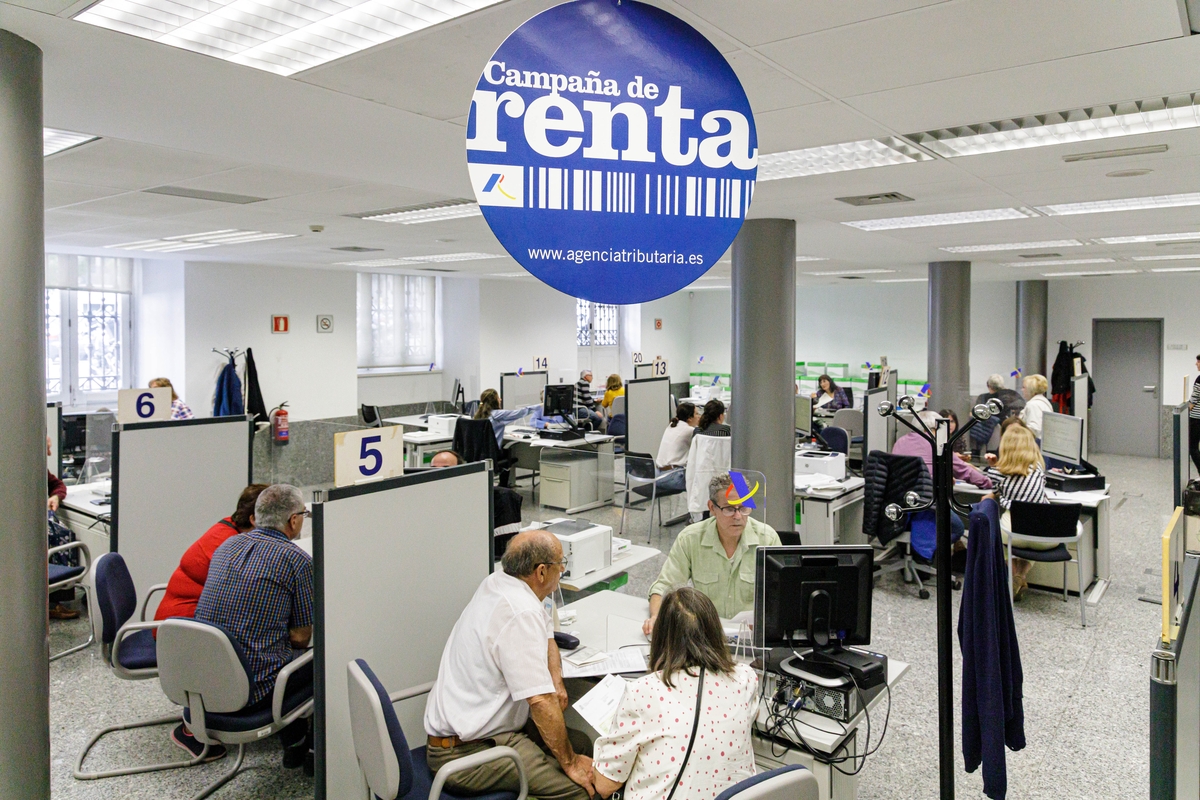 Varias personas son atendidas en la Agencia Tributaria para presentar la declaración de la Renta (Carlos Luján / Europa Press)
