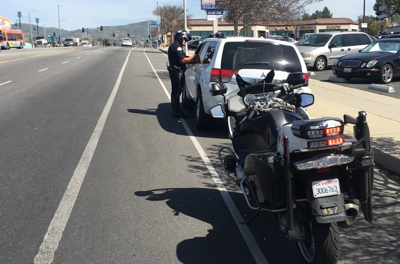 La política del LAPD restringe las paradas pretextuales a casos con información articulable sobre delitos graves y prohíbe decisiones basadas en raza, género o edad (X/LVMPD)