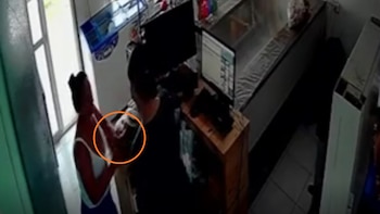 Video: se ofreció a leerle