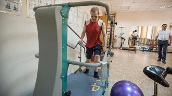 Olexandr realiza terapia para adaptarse