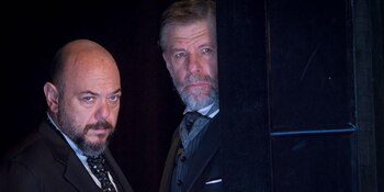 Claudio Da Passano, como Polonio, junto a Luis Ziembrowski, como Claudio, en la puesta de "Hamlet" dirigida por Szuchmacher
