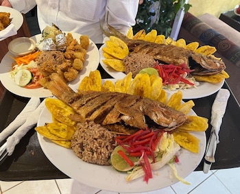 Durante Semana Santa, familias hondureñas viajan a Tela en busca de descanso. (Foto: Redes Sociales)