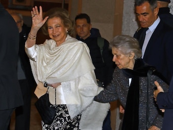 La reina Sofía y su hermana Irene salen del Auditorio Nacional. (Europa Press)