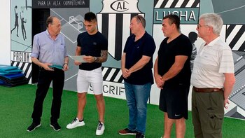 El delantero recibió un reconocimiento