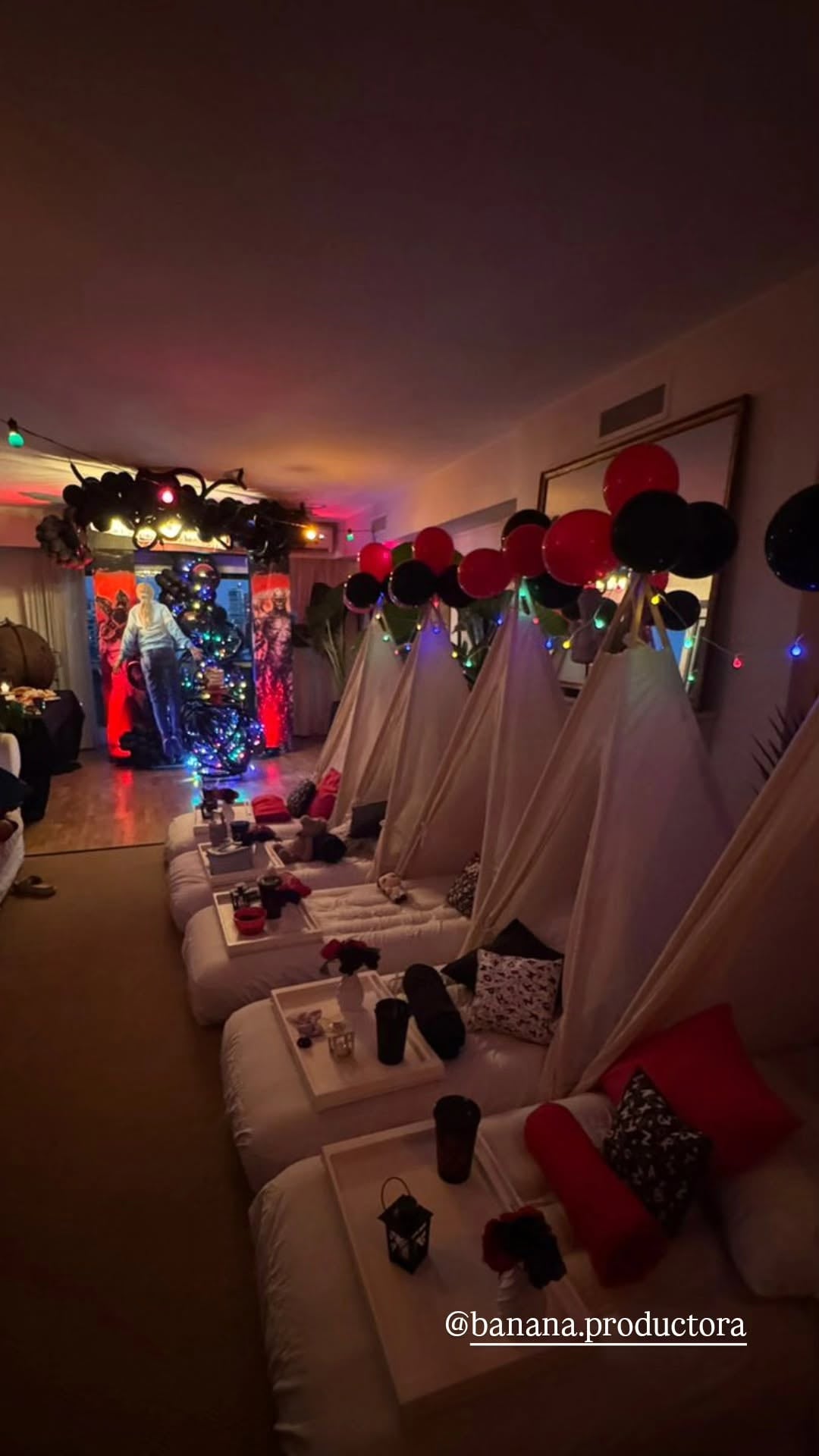 La pijamada destacó por carpas tipi, colchones blancos y mesas individuales, creando un ambiente cómodo y familiar para los niños invitados