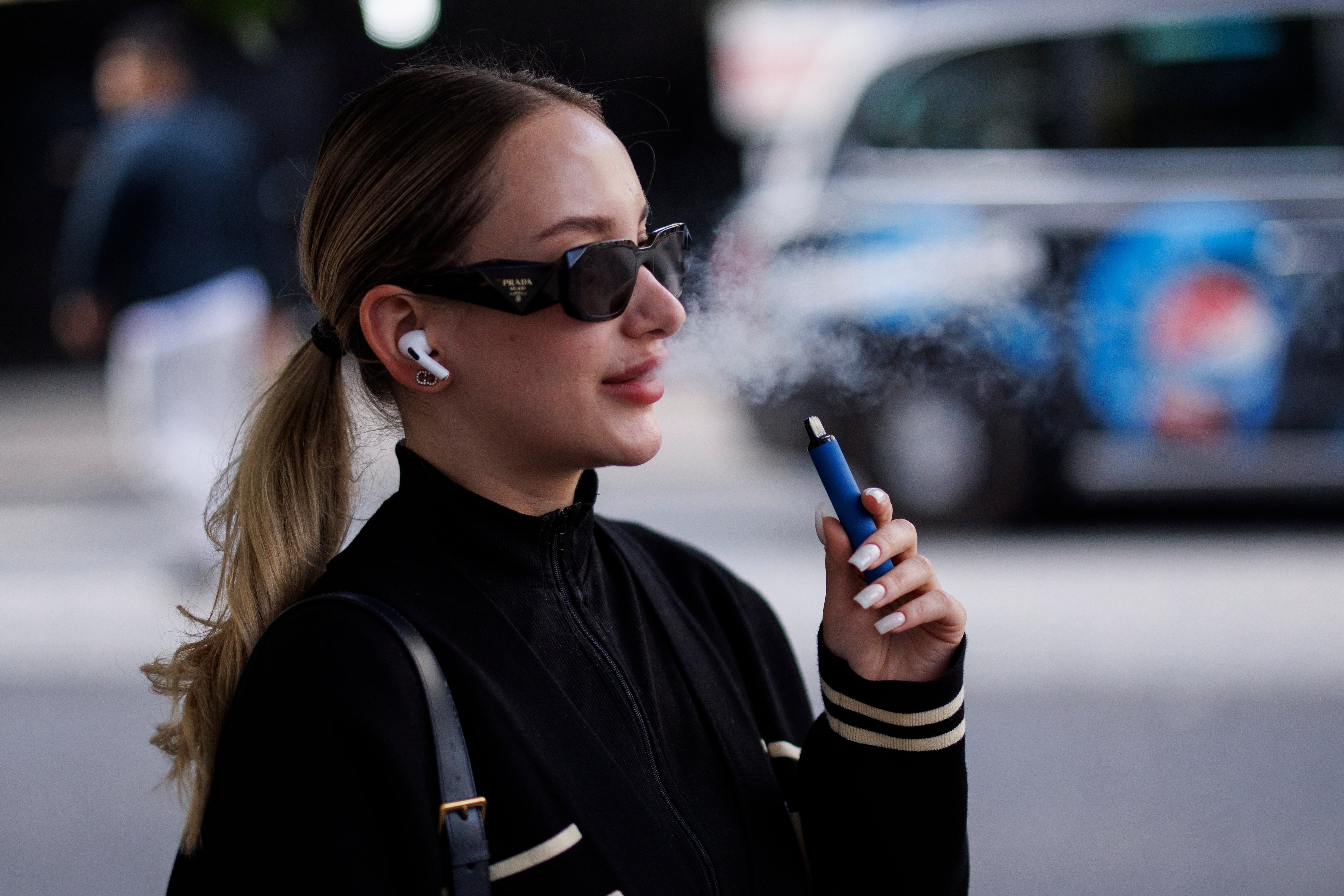 La nicotina, presente en cigarrillos convencionales, electrónicos y otros dispositivos, es una toxina cardiovascular comprobada por estudios internacionales./Archivo EFE/Tolga Akmen