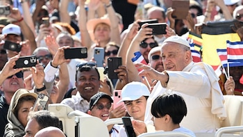 El papa muestra su dolor
