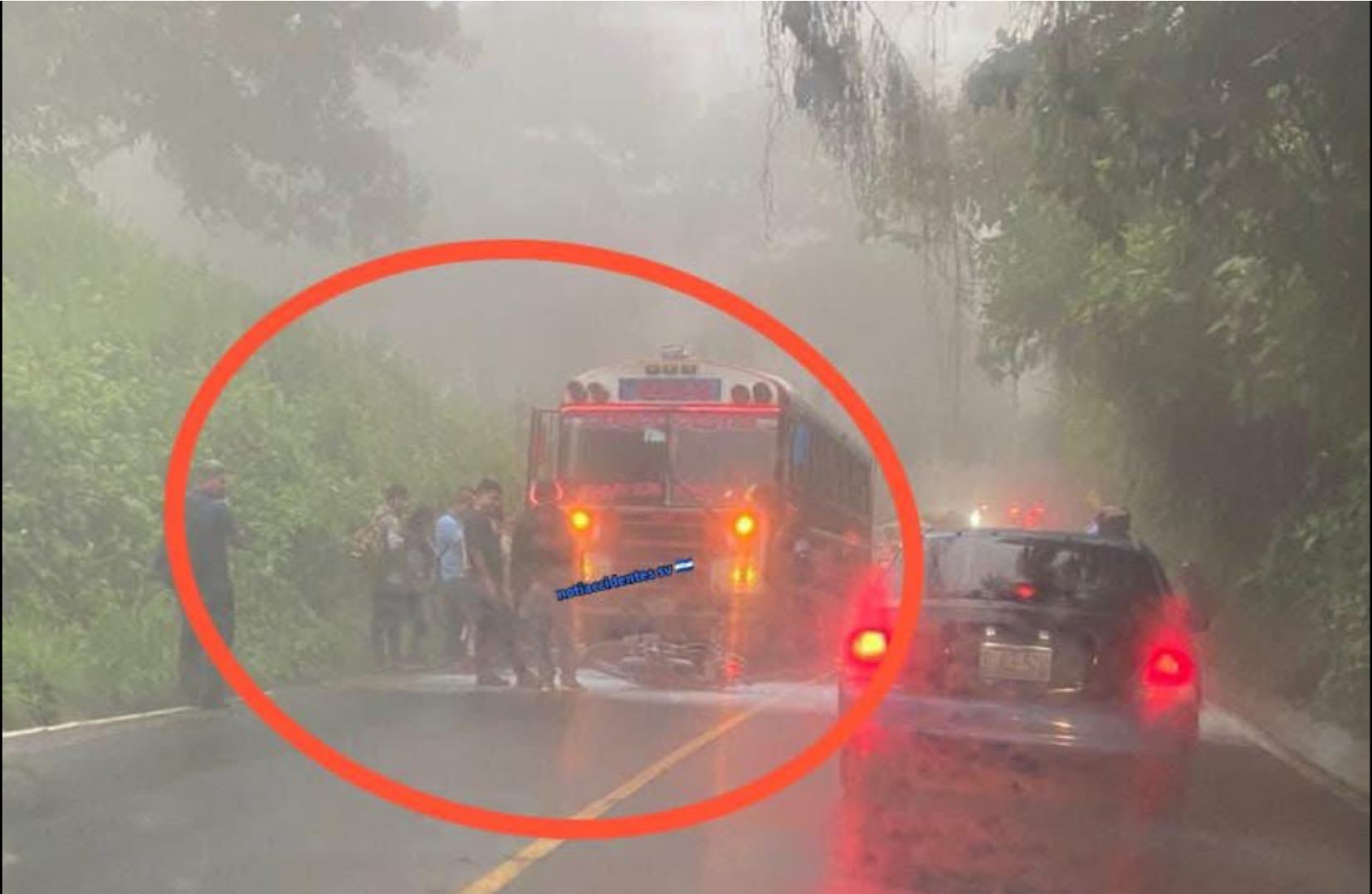 La carretera a Comasagua fue escenario de un accidente entre un motociclista y un autobús de la ruta 104, debido a la escasa visibilidad por neblina. (Foto cortesía redes sociales)