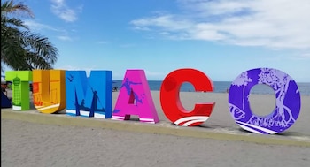 Cerca de 45 kioscos en la playa ofrecen platillos típicos, bebidas y servicios artesanales a los visitantes - crédito Google Maps