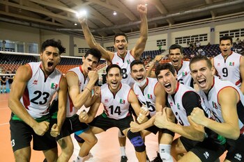 Jugadores de México celebran tras