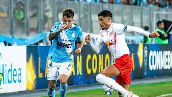 Santiago González en un duelo individual durante el Sporting Cristal vs Bragantino, en Lima. - Crédito: Difusión