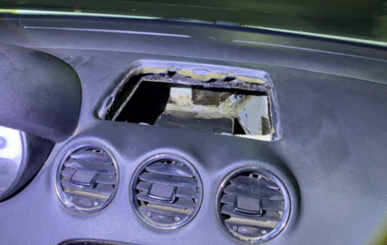 Un compartimento oculto en el tablero de un vehículo, utilizado para traficar cocaína reducida con antiparasitario para animales, fue descubierto en Salta, llevando a la condena de los implicados. (Gendarmería Nacional)