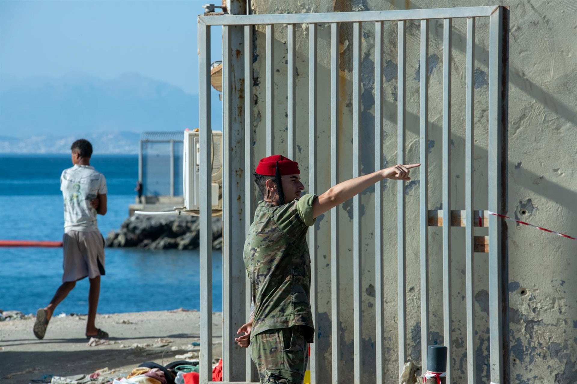 Ayuso critica "invasión intolerable" de migrantes en Ceuta y avisa de que es "una prueba de Marruecos para la siguiente"