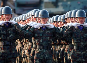 Soldados del Ejército tailandés desfilan