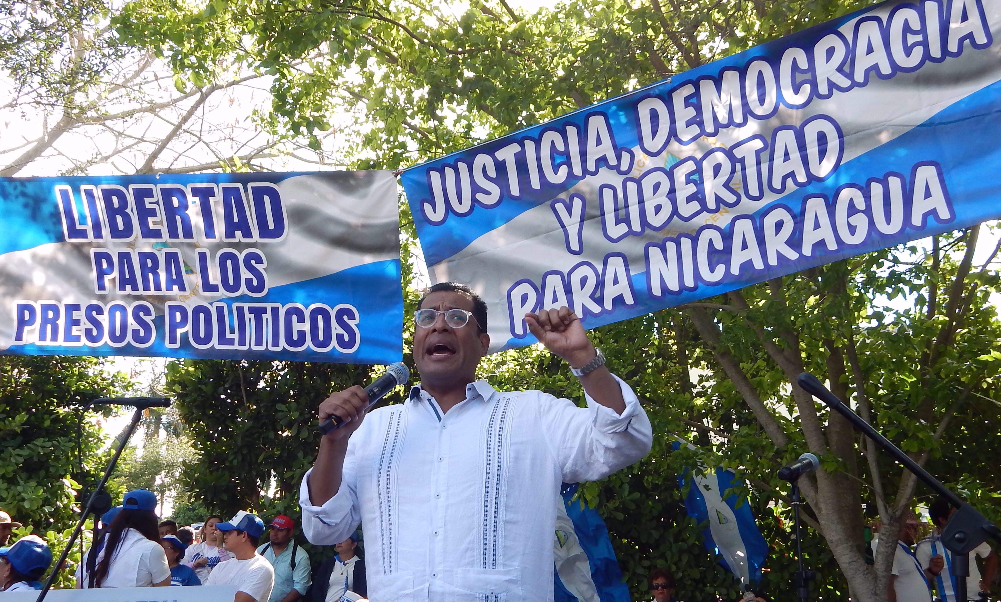 Fotografía de archivo del 16 de abril de 2024 del excandidato presidencial de Nicaragua Félix Maradiaga, uno de los 222 presos políticos desterrados por el régimen de Daniel Ortega hacia Estados Unidos, durante un acto por el quinto aniversario del estallido de las protestas de 2018, en el Parque Rubén Darío en Miami (EE.UU.). EFE/ Leila Kassidi