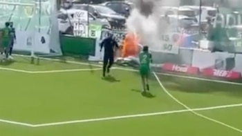 Un futbolista argentino apagó un incendio durante un partido: “Modo bombero”