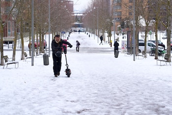 Un hombre camina sobre la