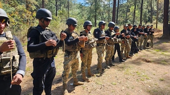 Quintana Roo forma su primer escuadrón antiexplosivos: policías estatales reciben entrenamiento antiterrorismo por la Marina