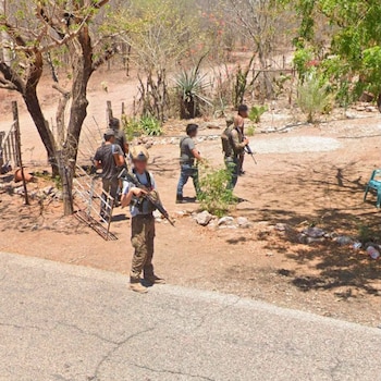 Imágenes de los seis sujetos en el supuesto retén ilegal. Crédito: Google Maps