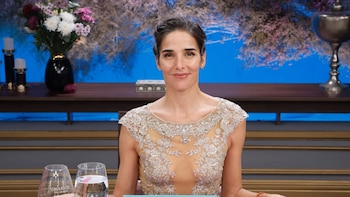Vestido bronce, encaje bordado y escarapela: el look de Juana Viale para celebrar la semana patria en su programa
