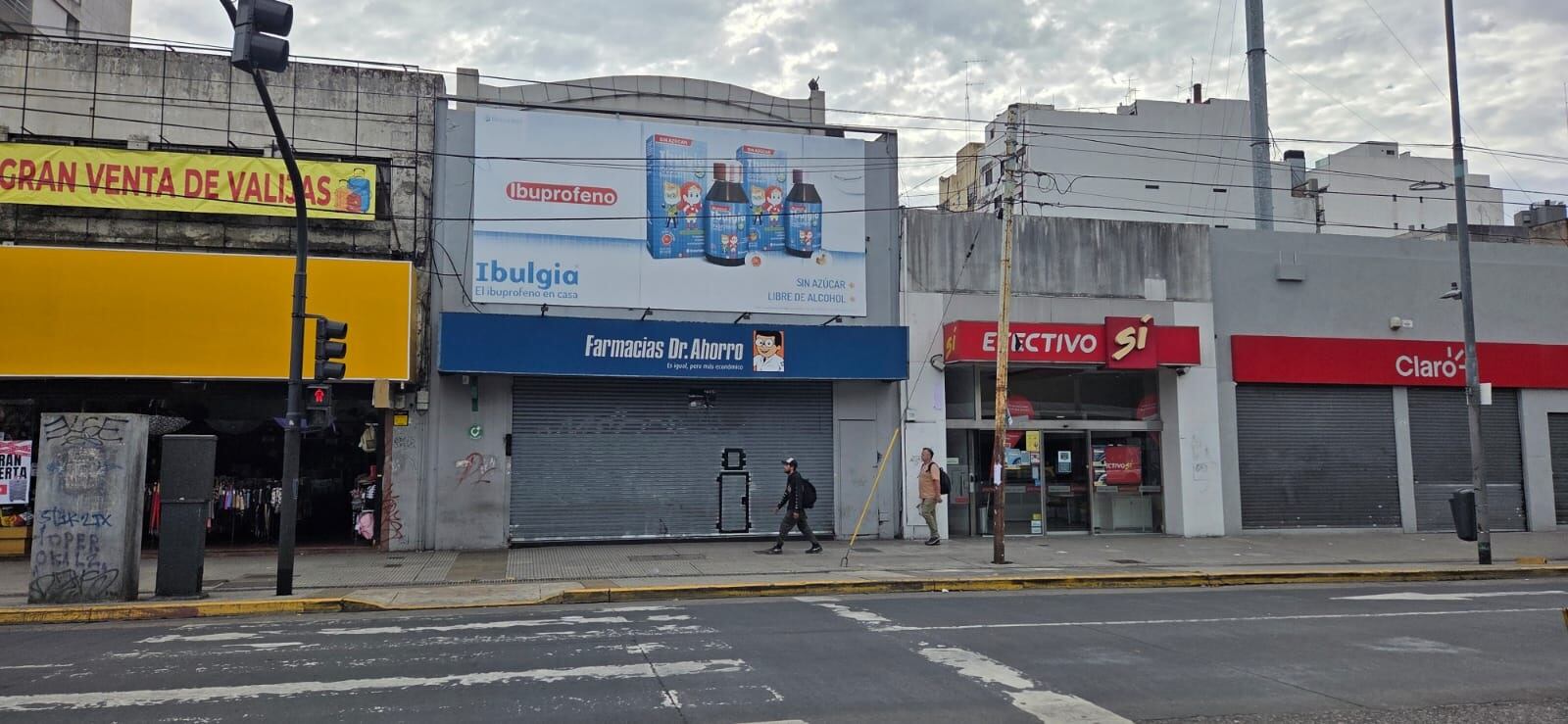 La sucursal de Farmacias Dr. Ahorro aparece cerrada con su persiana metálica, reflejando el impacto en el sector comercial y la disponibilidad de medicamentos en la zona. (Gentileza Pharmabiz)