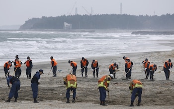 Agentes de policía buscan en