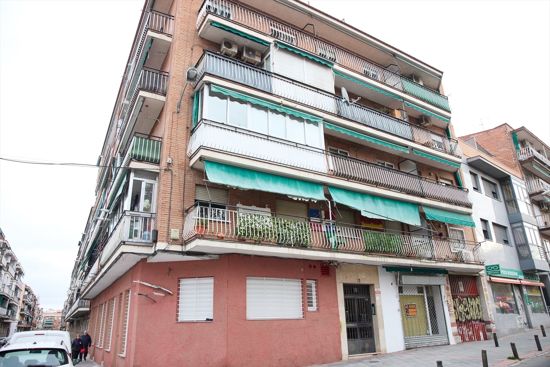 Fachada de un edificio en el barrio madrileño de Vallecas. (Jesús Hellín / Europa Press)