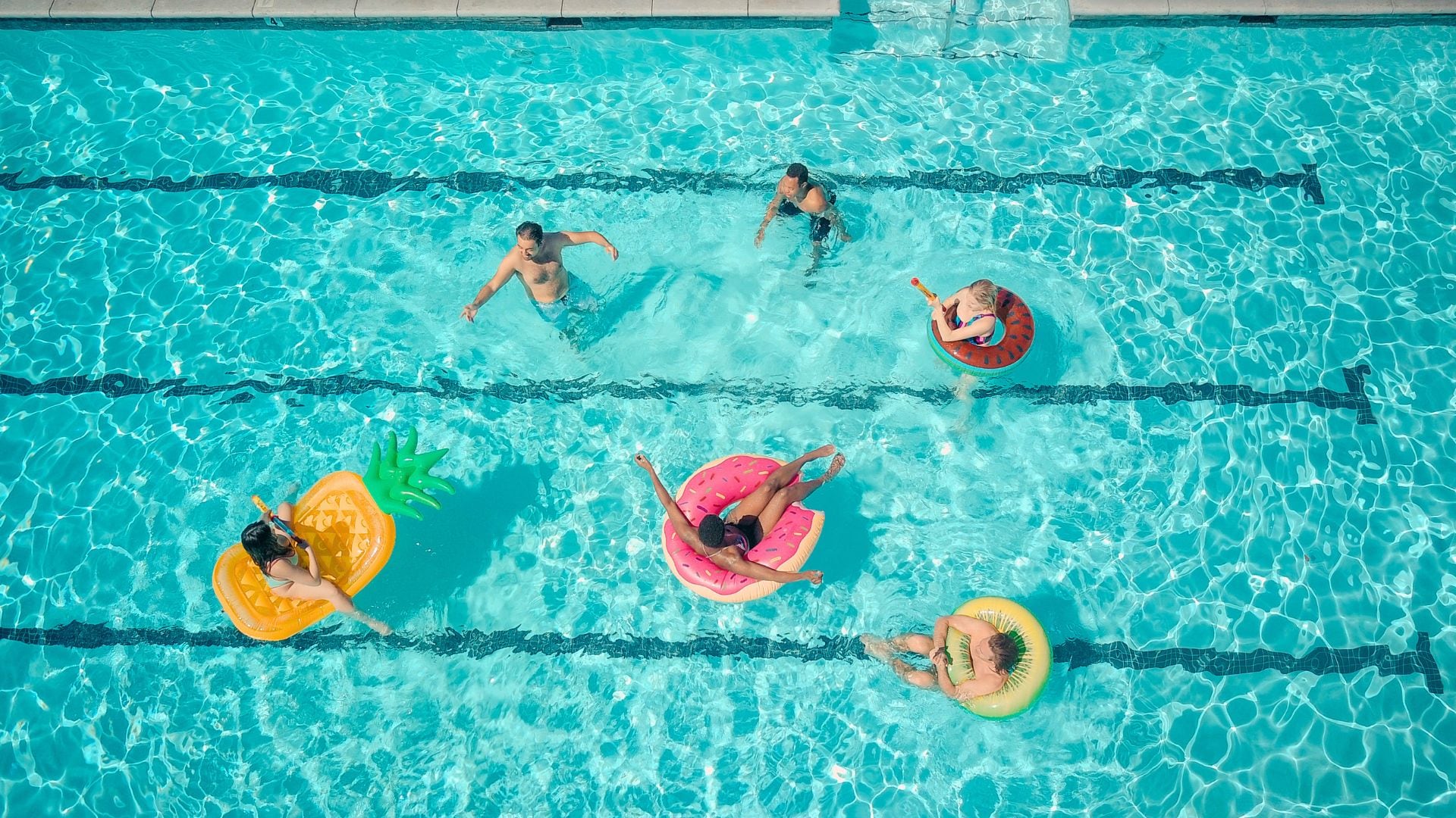 Ni flotadores gigantes ni colchonetas en la piscina: la comunidad de vecinos puede prohibirlos según la ley