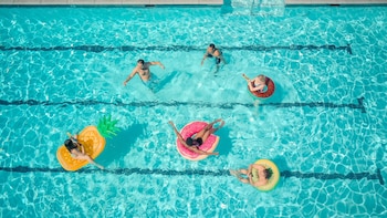 Ni flotadores gigantes ni colchonetas en la piscina: la comunidad de vecinos puede prohibirlos según la ley
