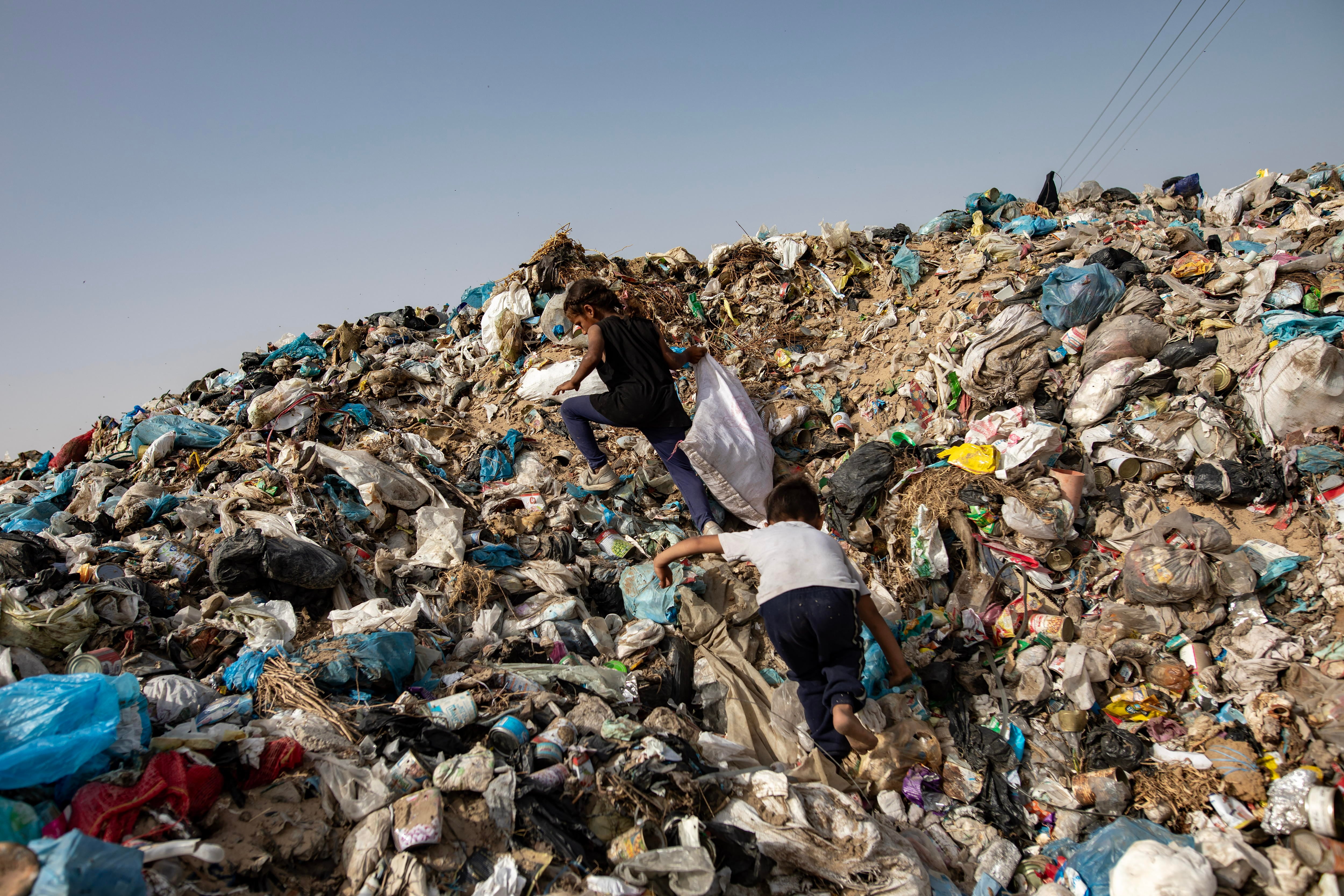 Agencia de la ONU comienza a limpiar enorme vertedero de residuos en Gaza ante riesgos para la salud