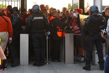 Miles de aficionados del Liverpool