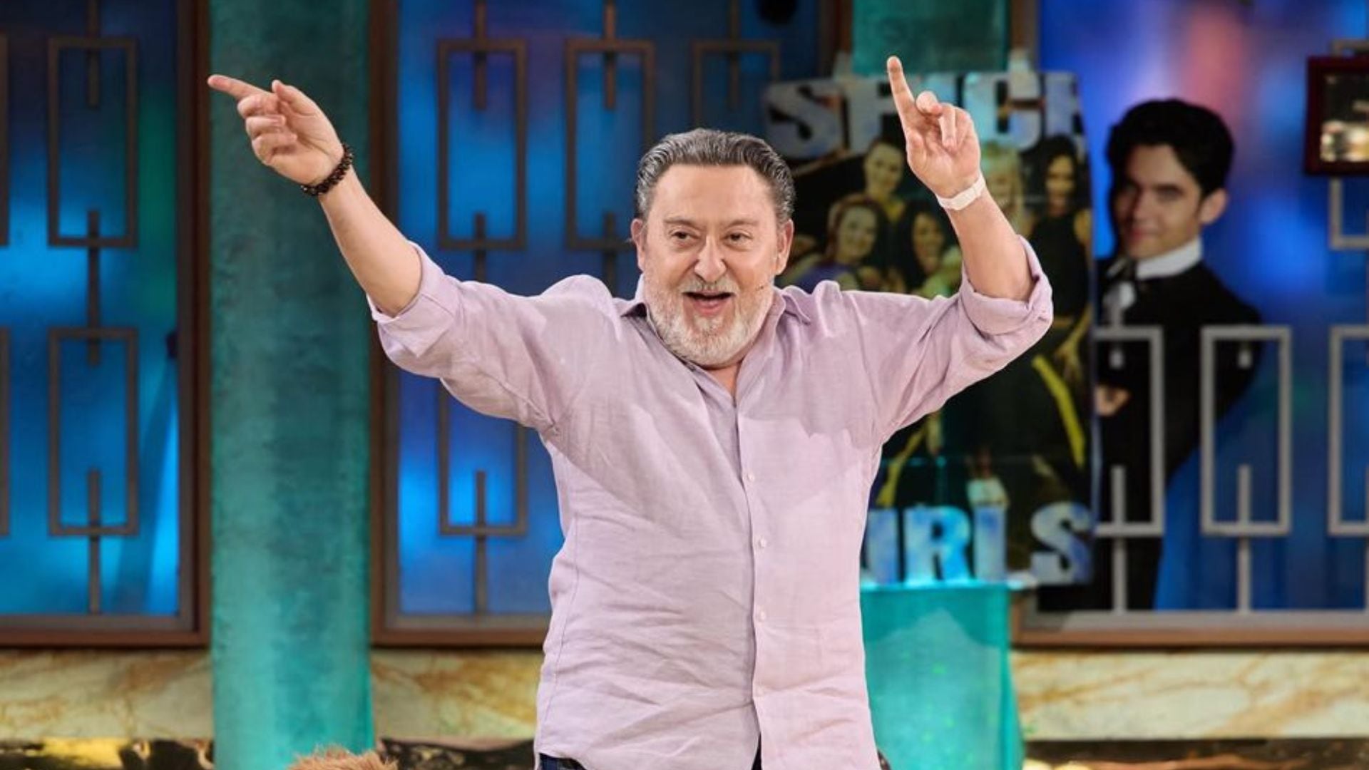 El actor andaluz promociona la obra de teatro 'Los del camping' y la serie, recién estrenada en RTVE, 'Barrio Esperanza', en su visita al programa de David Broncano. / Captrua de pantalla